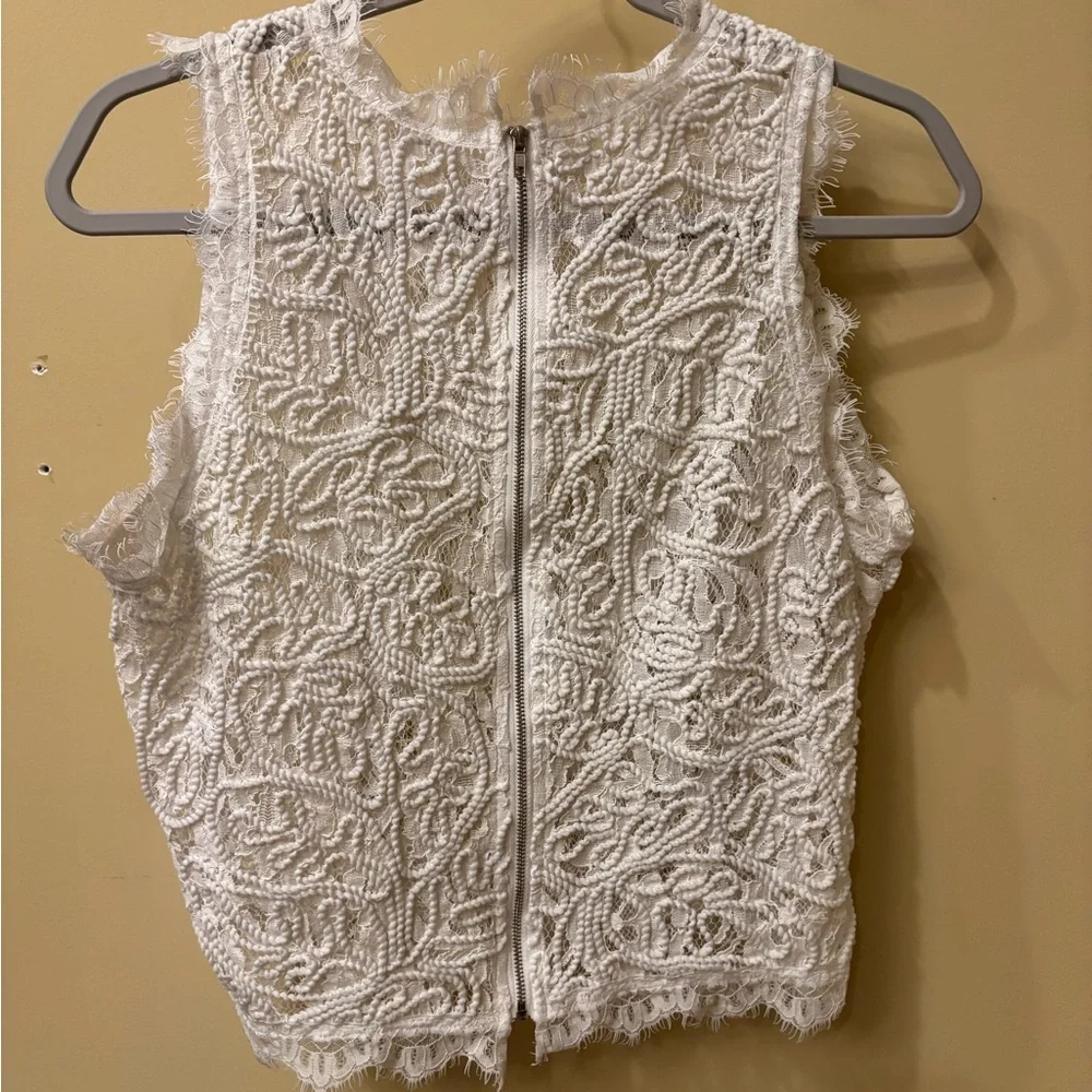 Elegant White Lace Sleeveless Top - Picture 3 of 3